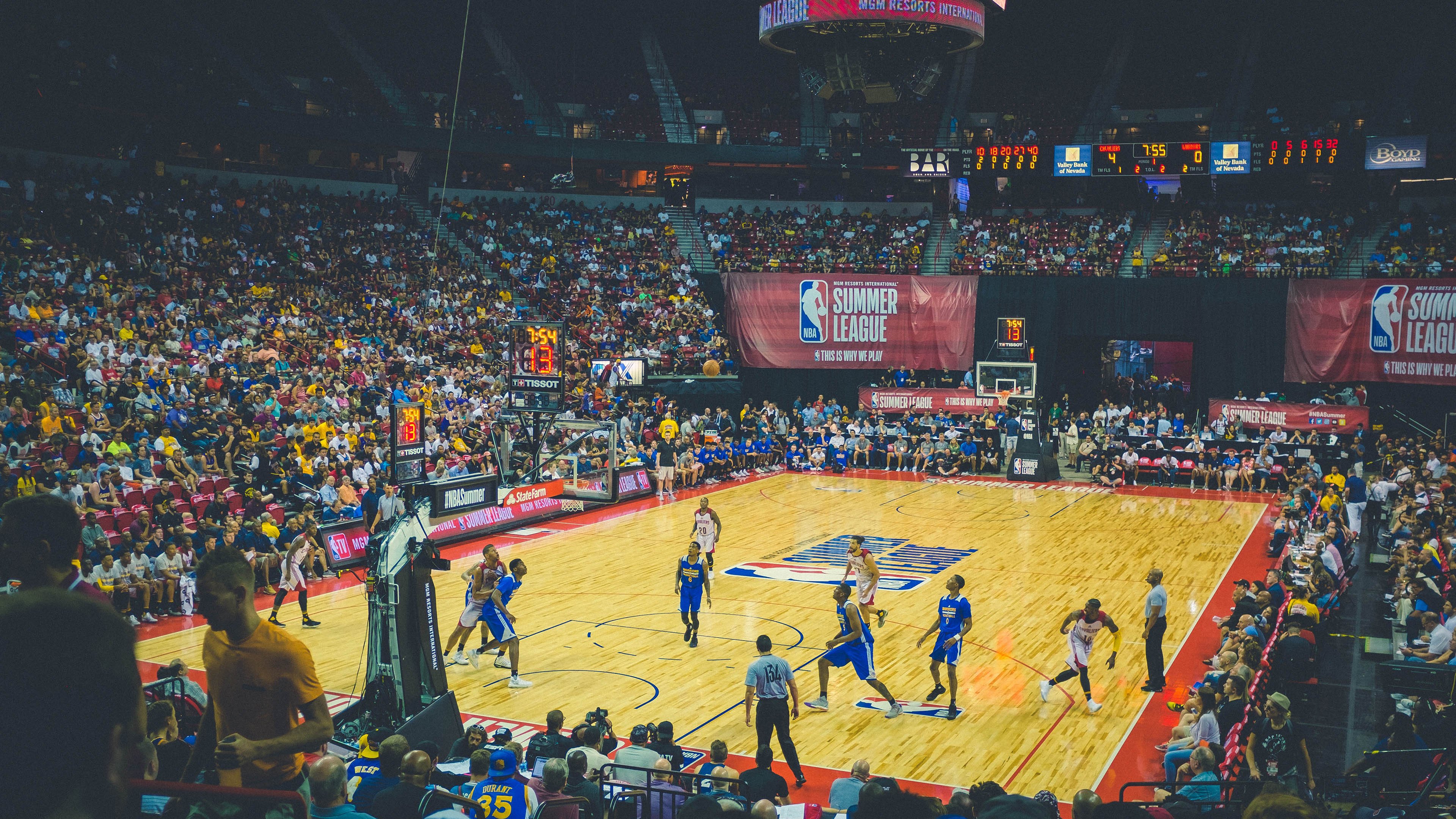 排球赛场焦点！西班牙队对阵比利时队，超级对决，球迷热情点燃赛场